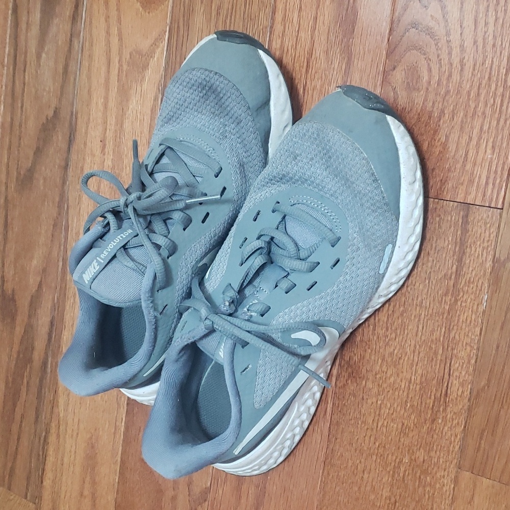 Nike revolution tennis shoes Big Kids Size 4